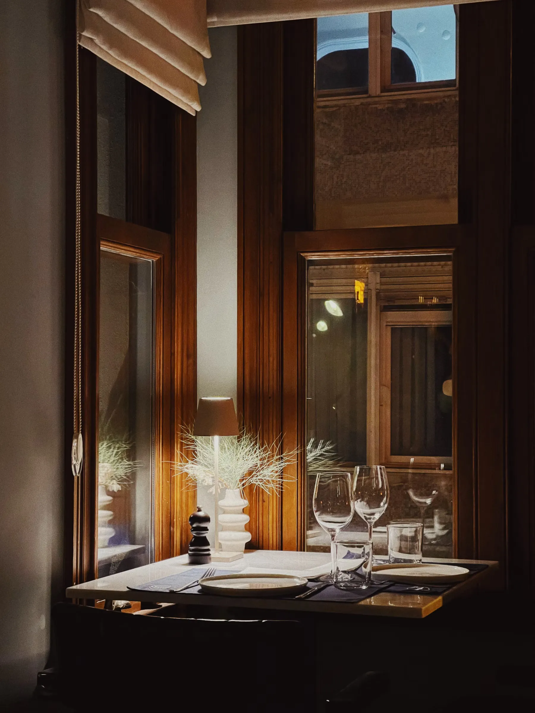 Salle chaleureuse de Maison Aubrac dressée pour le dîner