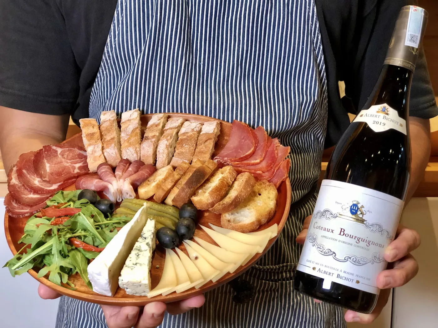 Planche de produits du terroir et vin rouge